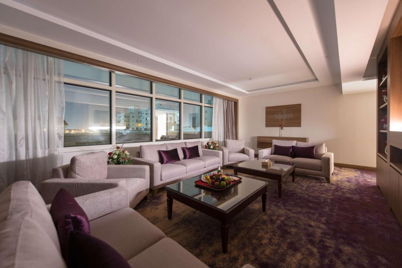 Ramada by Wyndham Continental Jeddah Hotel Bagian luar foto
